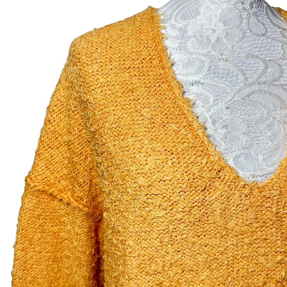 Free People Theo V Neck Eyelash Sweater Goldy Women Small NWT Super Soft - Picture 5 of 9